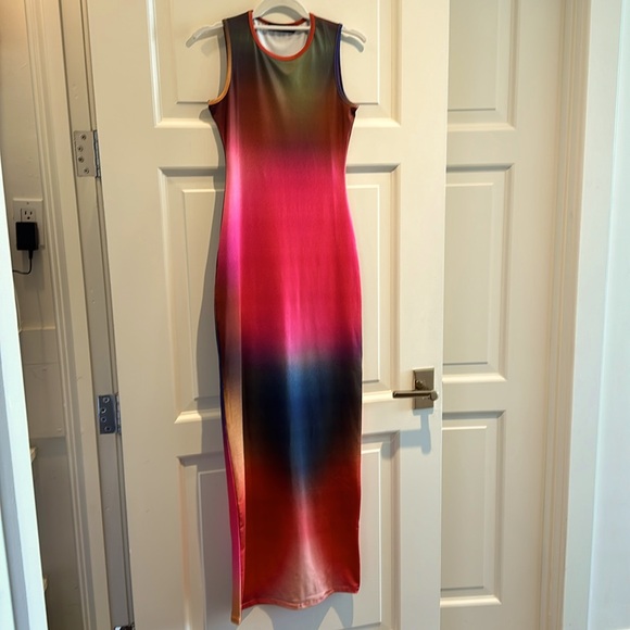 Finesse Ombré Maxi Dress in XS. Slim-fitting sleeveless shift stretchy fabric. - Picture 1 of 6